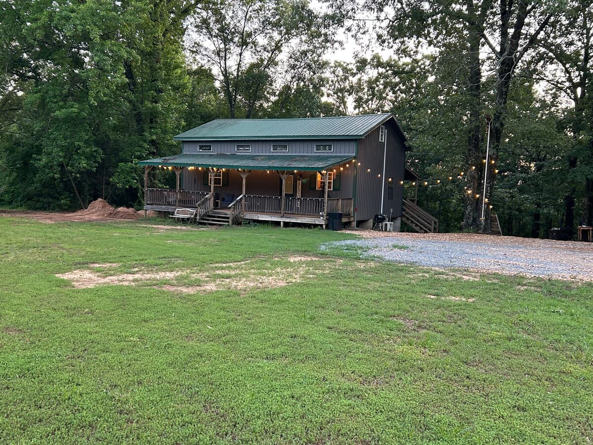 Dorinda Sue's Getaway cabin exterior and wooded setting
